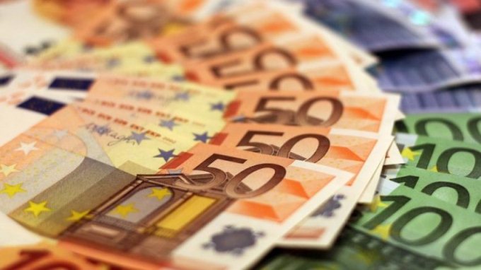 Euro shenon tjeter rekord, zbret ne 121 leke- Ekspertet: Shkak efektet sezonale